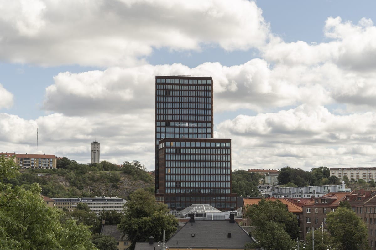 Från Skansen lejonet ser man mot Lundens vattentorn. Ett nytt kontorshus har byggts i Gårda.