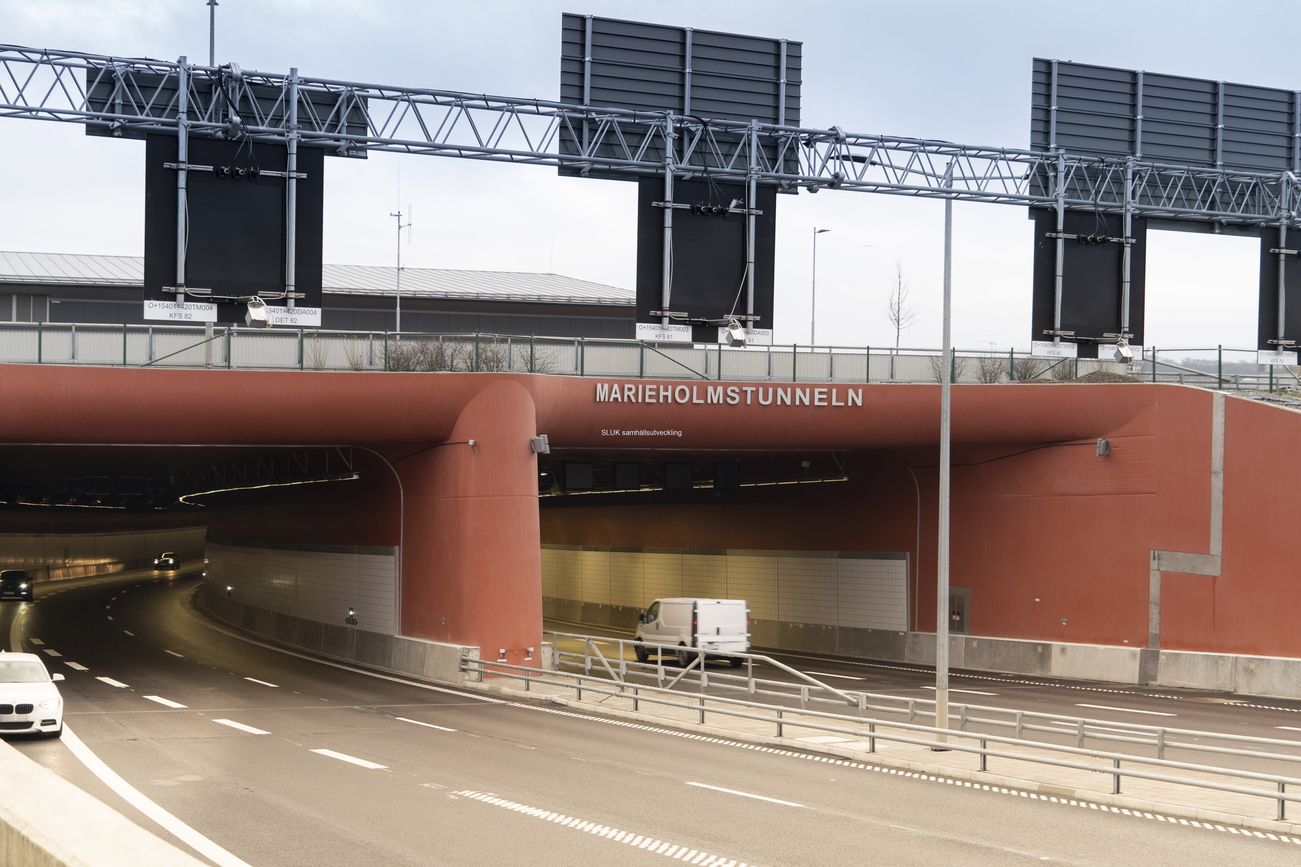 Marieholmstunneln öppnades för trafik i onsdags, den 16 december. Den är belägen norr om Tingstadstunneln och kommer att avlasta den med ca 50 000 fordon per dygn.
