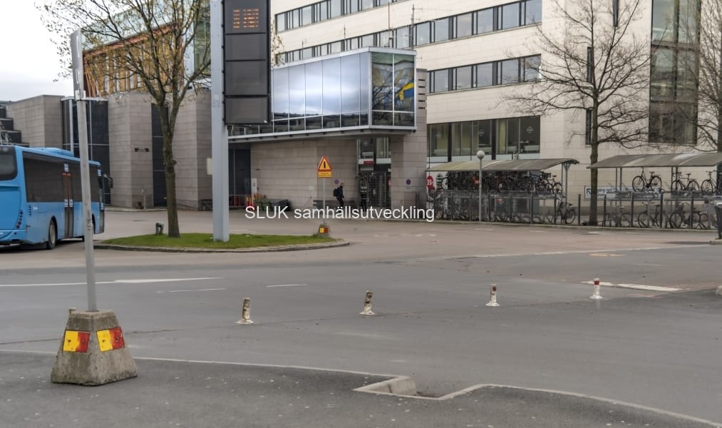 In- och utfarten till bussterminalen är stängd och bussarna kör in på kortsidan mot Gullbergsvass.