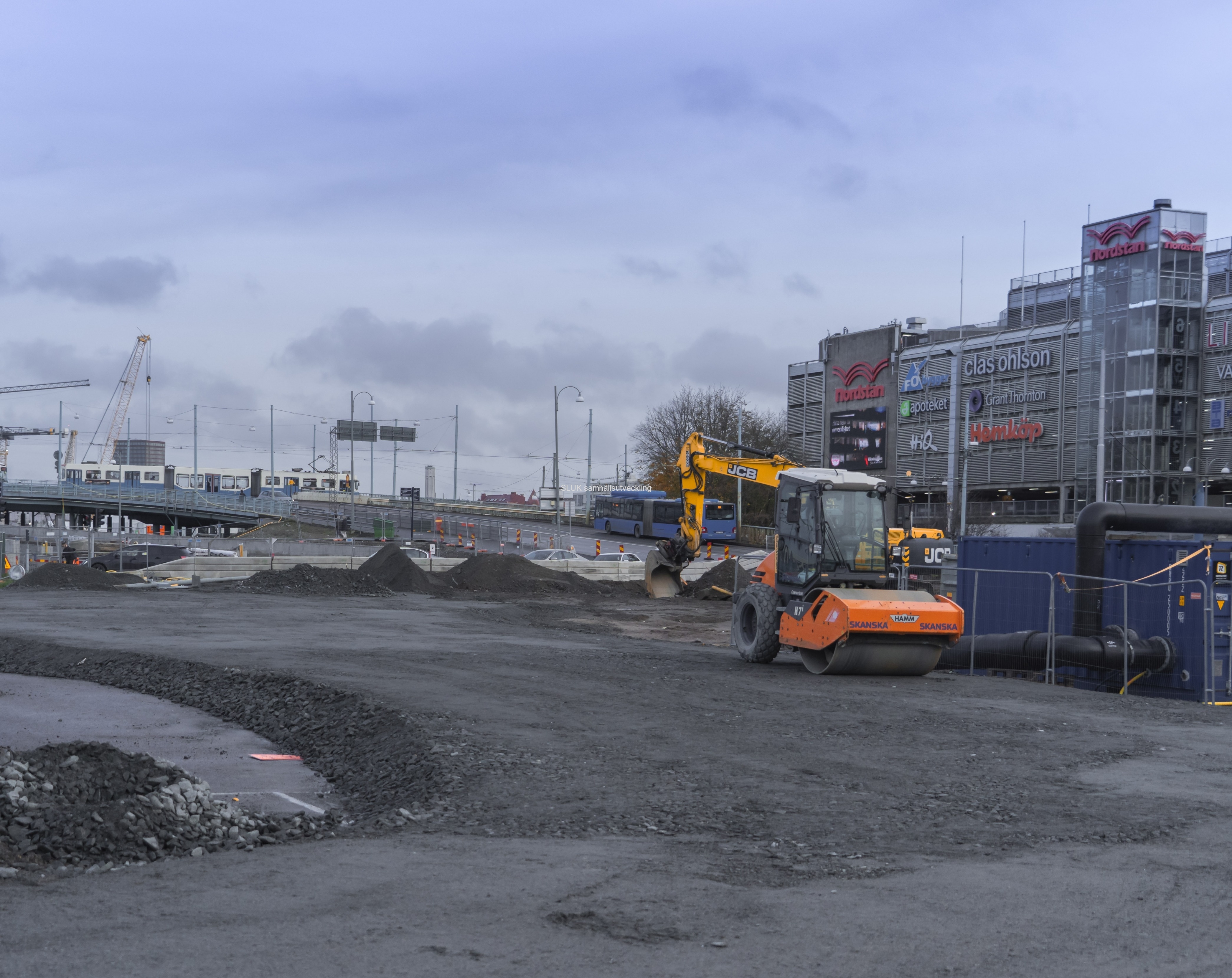 Vid Nordstan har man påbörjat arbetena med att förbereda vägen för att anlägga spårvagnsräls från Hisingsbron.