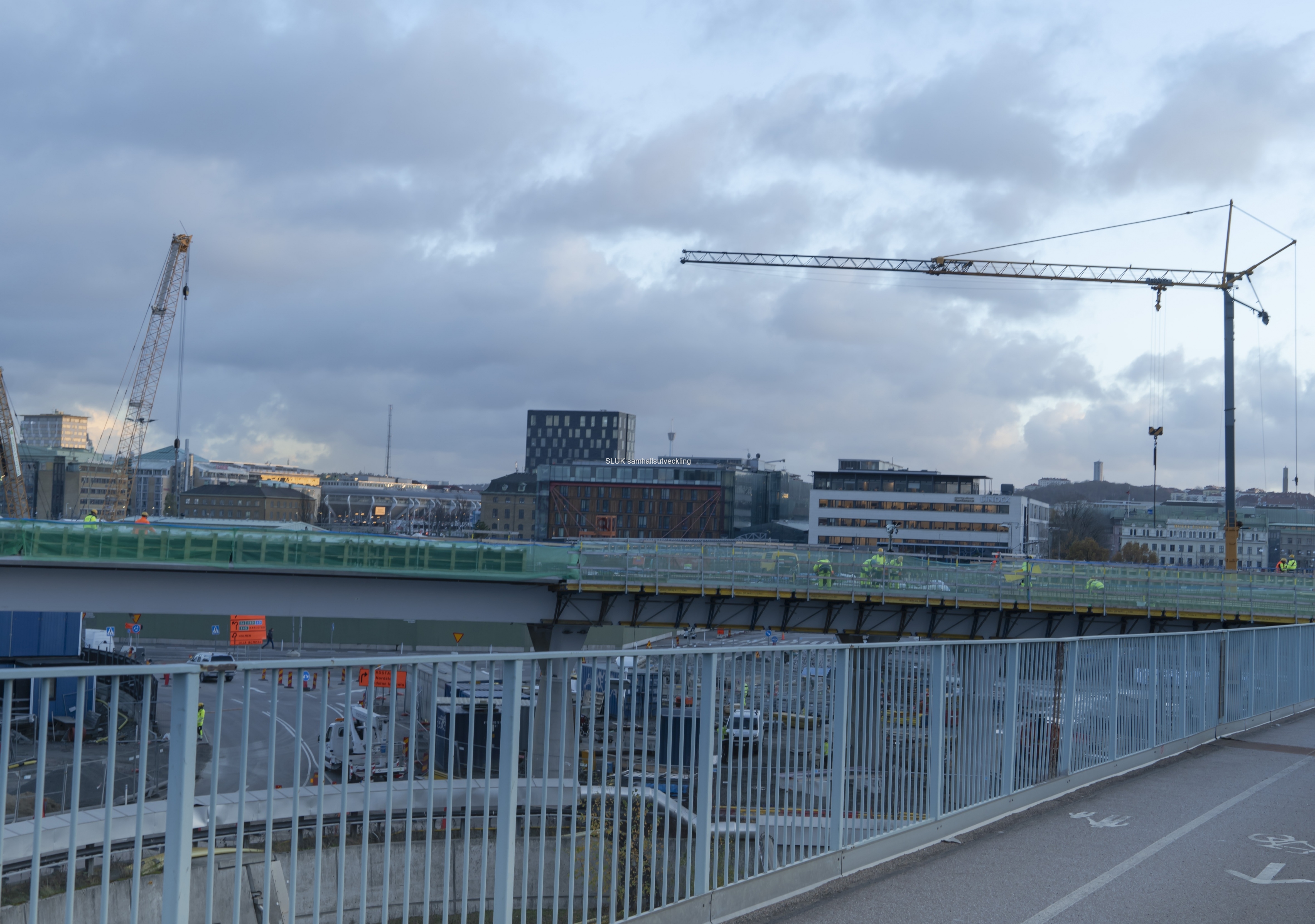 Här syns Hisingsbron och i bakgrunden centrala Göteborg mot stationen.