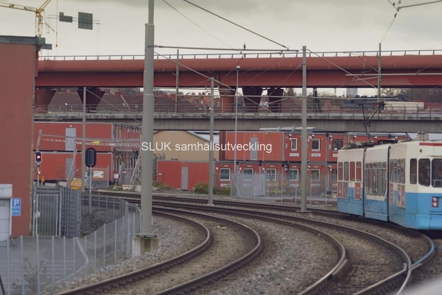 Från spårvagnshållplatsen i Gamlestaden kan man se arbetena under Röde Orm