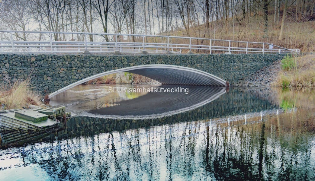 Vattenspeglingar under gabionbron på Strandvägen, Långenäs