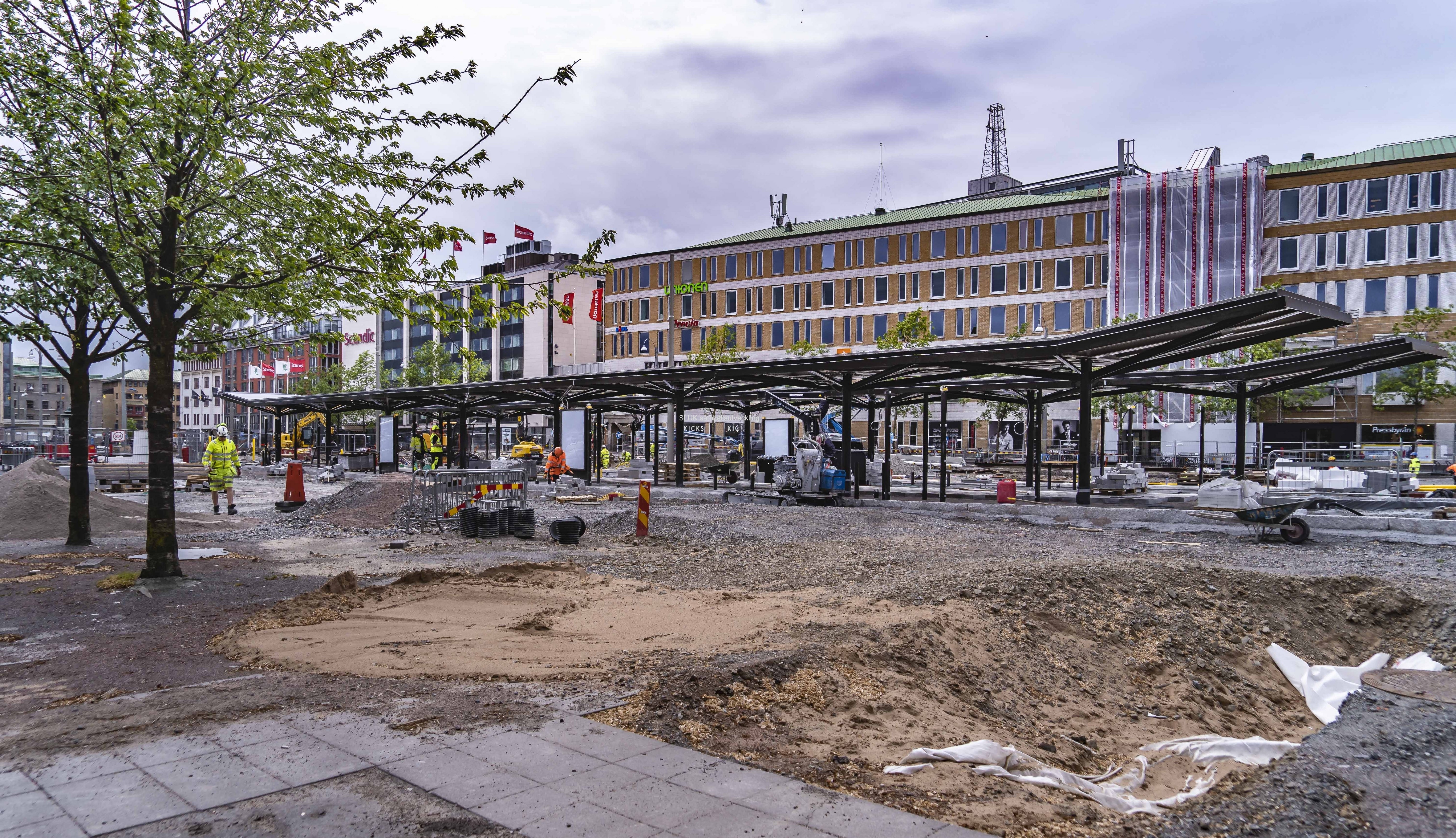 Vid Nordstan byggs nya hållplatser för bussar och spårvagnar som kommer från och till Hisingen.